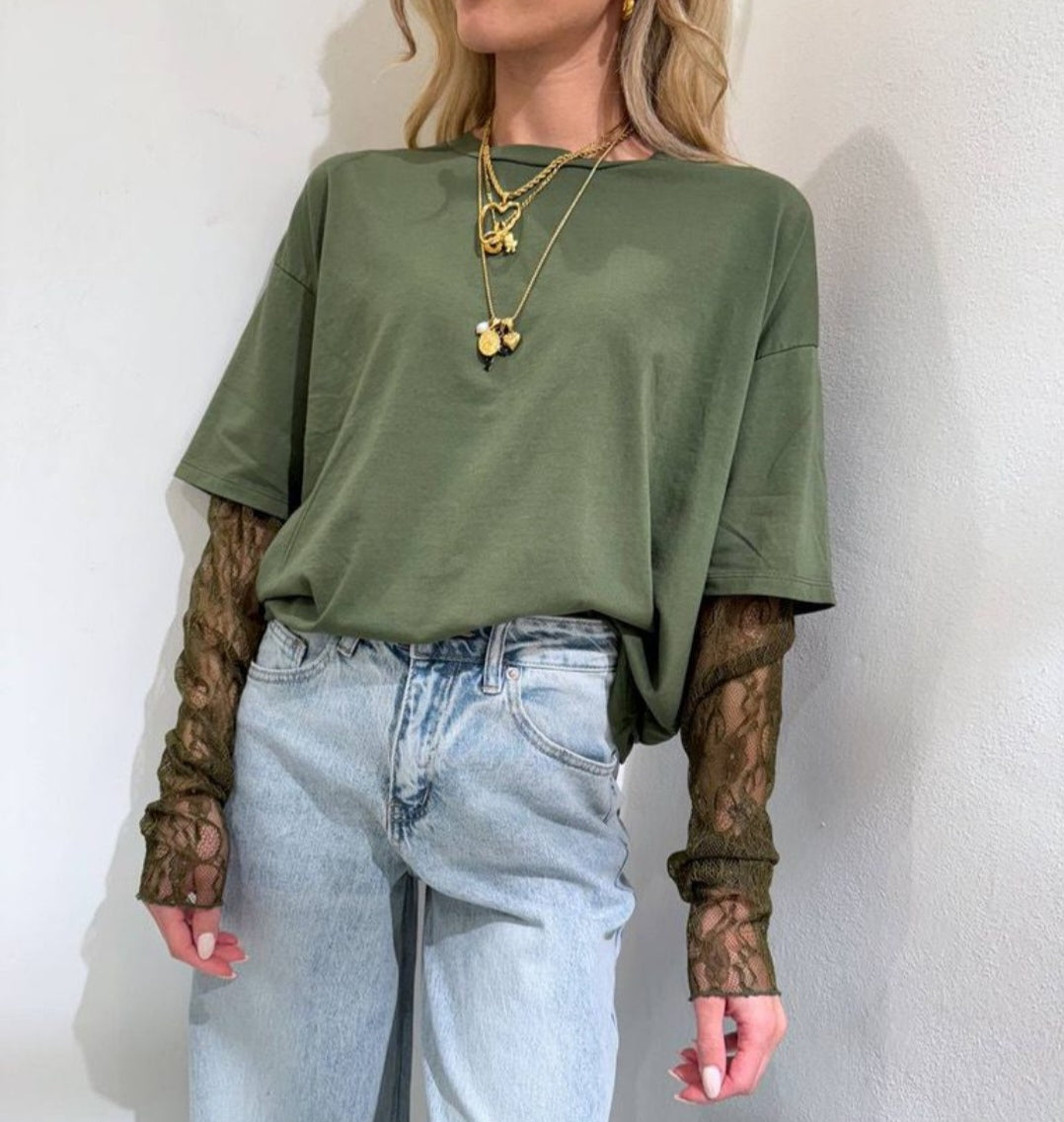 A: T-Shirt con Maniche in pizzo